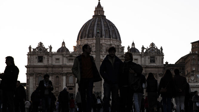 Gente paseando por la Plaza de San Pedro, en El Vaticano