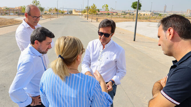 El alcalde de El Ejido, Francisco Góngora, visita el parque municipal de Santa María del Águila.