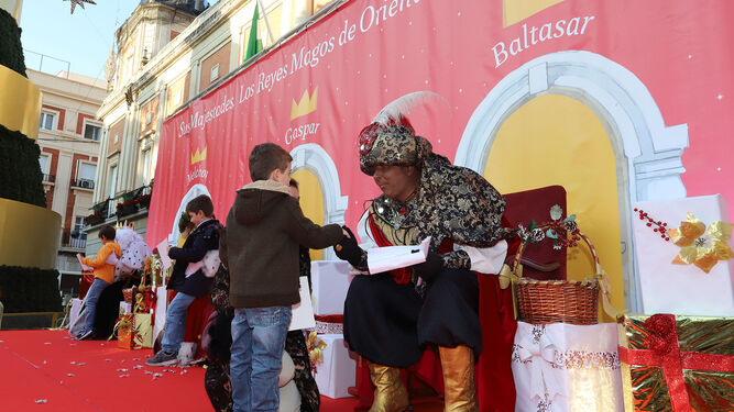 Niños entregando sus cartas a los Reyes Magos
