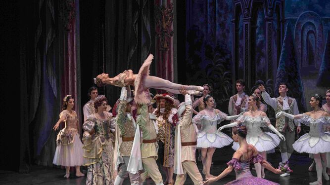 Gran puesta en escena y un excelente vestuario del Ballet Clásico Internacional.