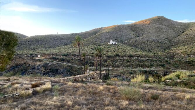 Imagen de la Vía Verde en el entorno del Cortijo Las Tejas y su noria
