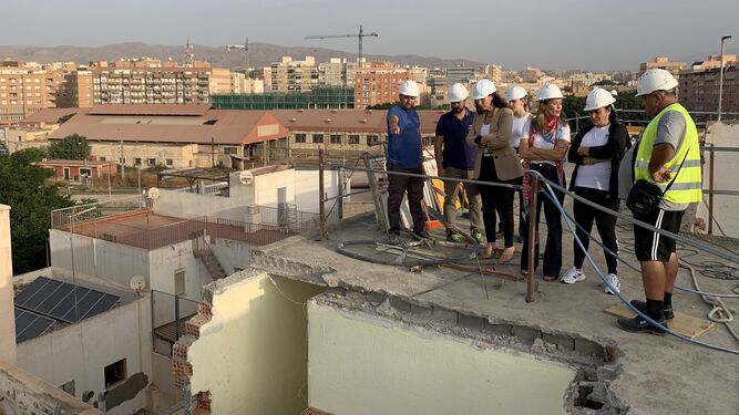 La alcaldesa de Almería y la concejal de Urbanismo, en la visita realizada al edificio de la calle Ferrocarril