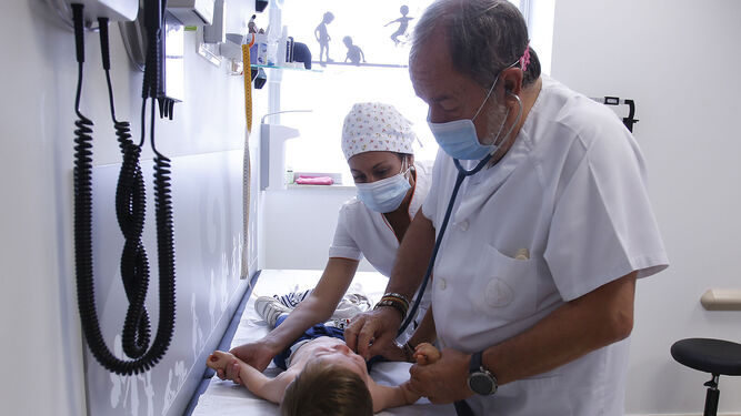 Un pediatra atiende a un paciente en su consulta privada (archivo).