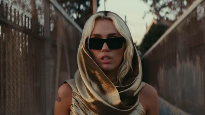 La cantante estadounidense en el videoclip de 'Flowers'