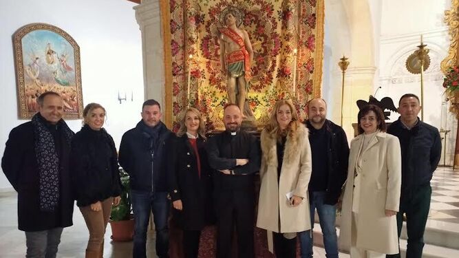 Las cuatro mujeres y cuatro hombres de la Mayordomía de San Sebastián con el cura- párroco José Rodríguez Bonilla
