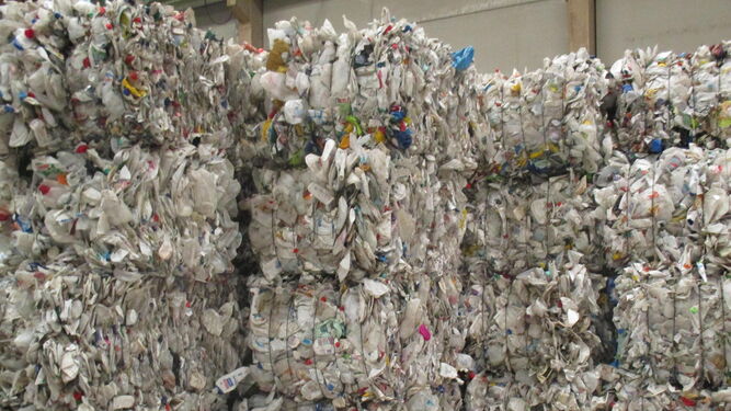 Plásticos prensados para producir productos reciclados.