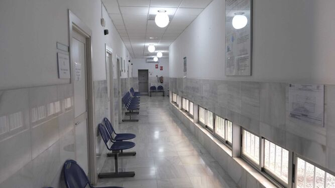 Pasillo completamente vacío de pacientes en un centro de salud de la capital, ayer.
