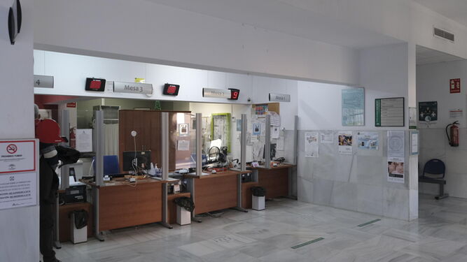 Mostradores de atención e información en un centro de salud de la capital almeriense
