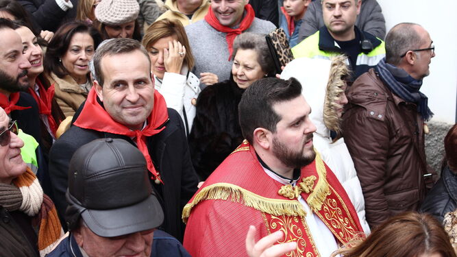 Imagen de archivo del alcalde de Lubríndurante su participación en el recorrido procesional del santo.