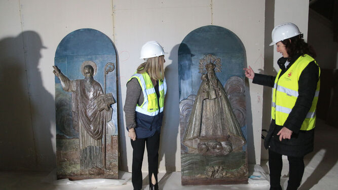 La consejera y la alcaldesa con los bajorrelieves de San Indalecio y la Virgen del Mar restaurados