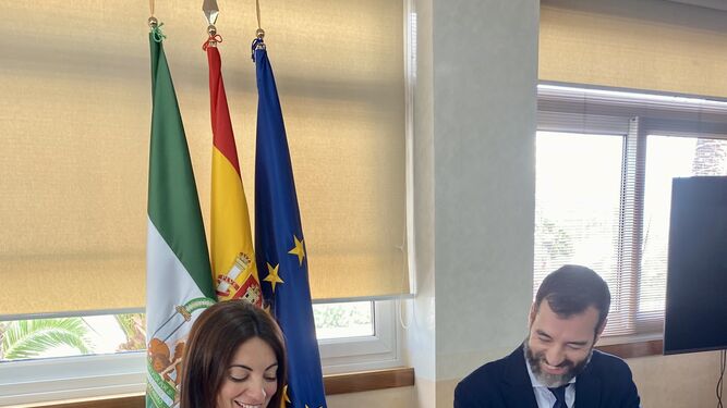 La presidenta de la APA, María del Rosario Soto y el  presidente de Sasemar, Benito Núñez, en la firma del contrato