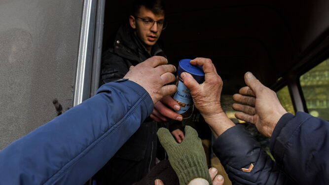 Residentes de la región de Donetsk reciben ayuda humanitaria.
