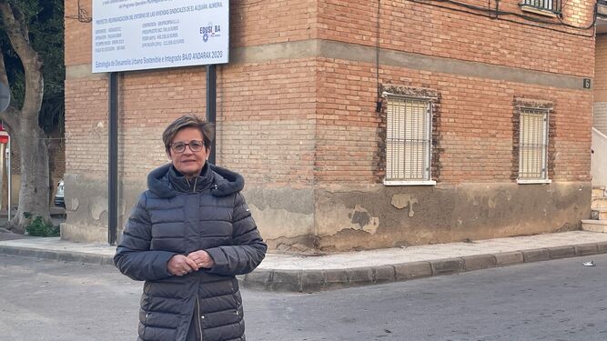 Adriana Valverde, junto a las casas sindicales de El Alquián