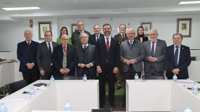 El consejero Fernández-Pacheco, con los presidentes de las Cámaras de Comercio de Andalucía.