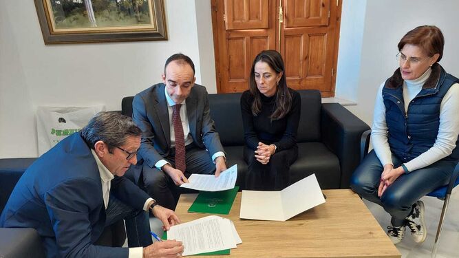 El alcalde de Serón firma el convenio junto a responsables de la Junta.