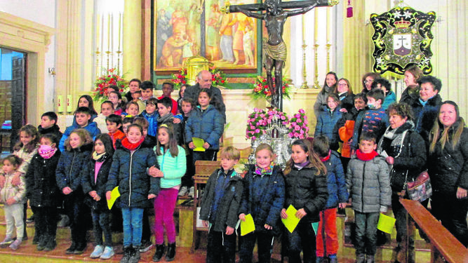 Los niños que realizan la Catequesis en San Sebastián se hicieron esta foto de familia a los pies del Cristo del Escucha.
