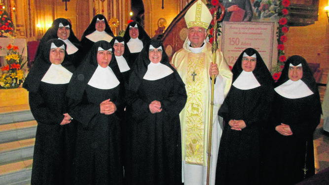 Las Hermanitas de los Ancianos con el Obispo de Almería tras la Eucaristía.
