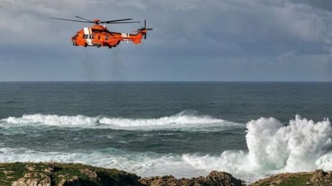 Helicóptero de Salvamento Marítimo, en acción.