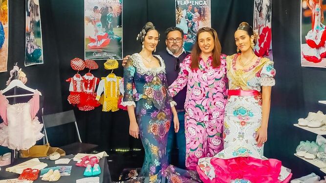 Charo Pastor Ramos con dos modelos que portan sus creaciones flamencas.