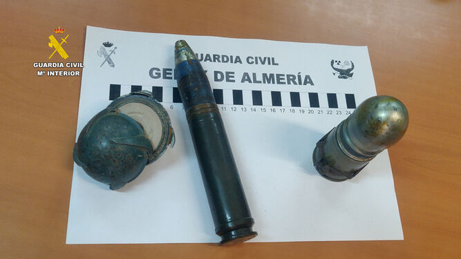 Parte de las armas retiradas por la Guardia Civil en Fondón.