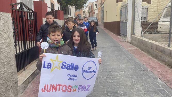 El alumnado de La Salle Chocillas y del Princesa Sofía reparten mensajes de paz por las calles de la capital