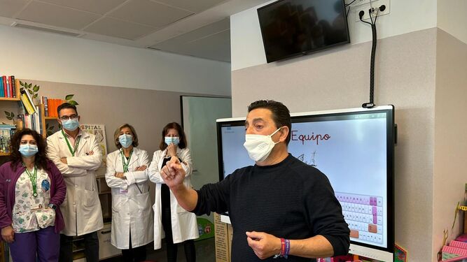 Uno de los docentes del aula hospitalaria del Hospital Materno Infantil de Almería durante las clases a los alumnos que están ingresados en el centro por distintas patologías