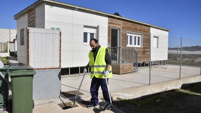Un trabajador limpia las instalaciones de Los Grillos en las que se ha acogido a los inmigrantes.