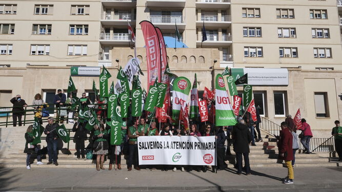 Concentración de protesta de los sindicatos para "salvar la Antención Primaria" y exigir a la Junta de Andalucía que escuche sus propuestas para dar solución integral al problema que padecen sanitarios y pacientes