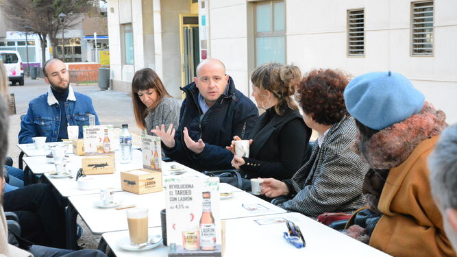 El senador socialista Antonio Martínez durante la reunión con un grupo de artistas.