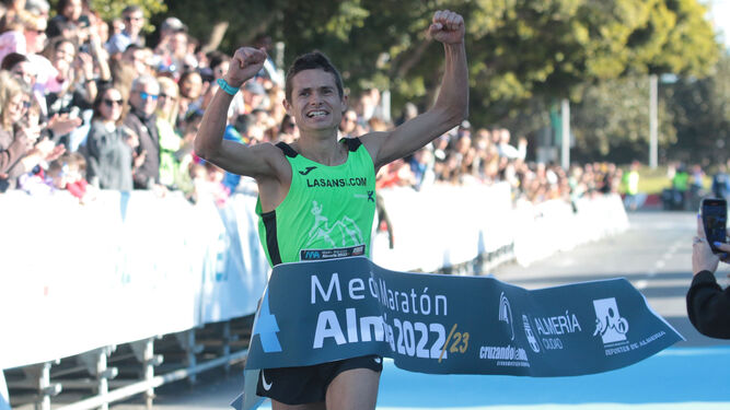 El campeón de la XXIV Media Maratón de Almería, Dimitri Serjogins, cruza la línea de meta.