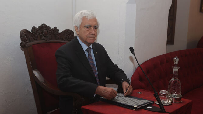 José Cuenca durante la presentación del libro en la Academia de Buenas Letras de Sevilla