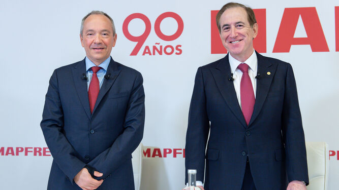 El director general de Mapfre, Fernando Mata, y su presidente, Antonio Huertas, este jueves en rueda de prensa
