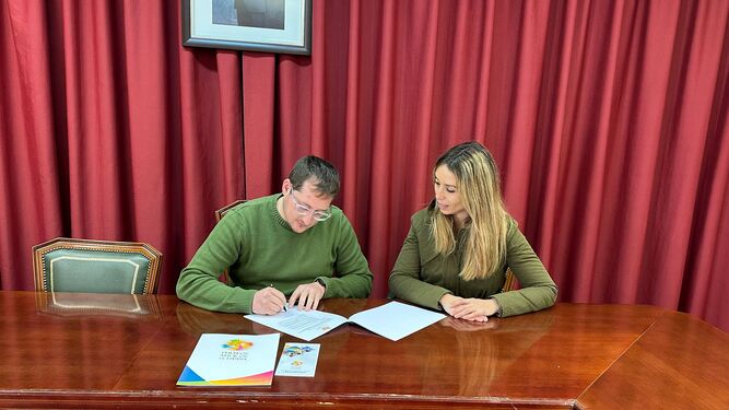 El alcalde firma la adhesión como candidato a Pueblos Mágicos de España.