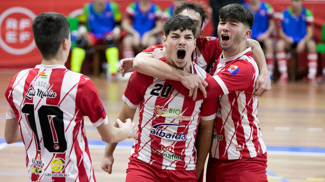 Los jugadores del Sporting Almería celebran uno de sus tantos en la histórica goleada ante el Gora Bilbao.