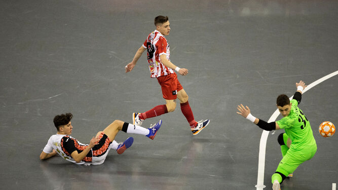 Un jugador del Sporting Almería observa el movimiento del balón tras su disparo.