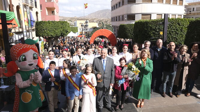 Foto de familia de los premiados junto a la alcaldesa, responsables políticos y Gadorina.