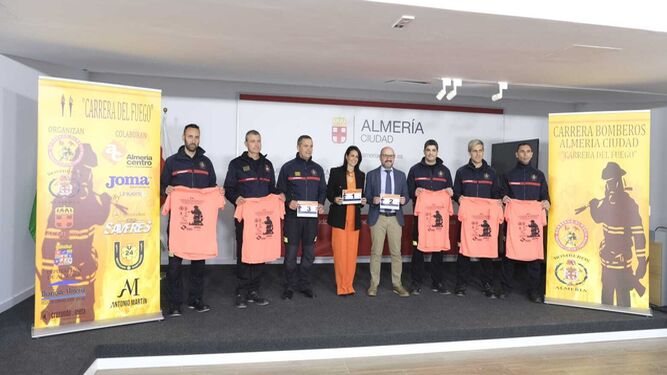 Foto de familia de la presentación de la II Carrera del Fuego de los Bomberos de Almería.