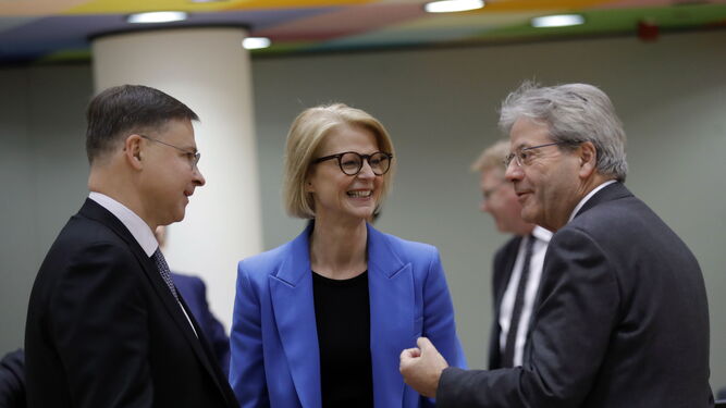 El comisario de Economía, Paolo Gentiloni, a la derecha, conversa con la ministra sueca de finanzas, Elisabeth Svantesson, y el vicepresidente de la CE  Valdis Dombrovskis.
