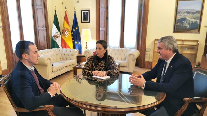 Alfonso García Ramos, en el encuentro mantenido con la delegada del Gobierno en Almería y el delegado territorial de Salud y Consumo.