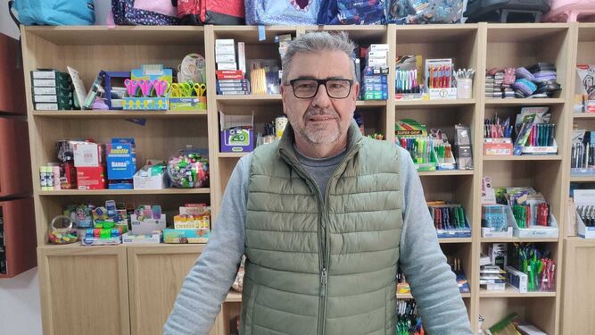 Fernando Morales de librería- papelería 'La Alameda'