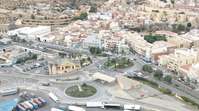 Acceso actual al puerto de Almería por la rotonda de Pescadería