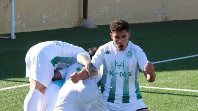 Los jugadores verdiblancos celebran un gol esta temporada sobre el césped del Francisco Pomedio.