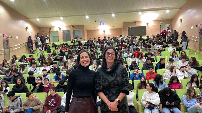 Margarita Cobos y Alejandra Carreño, con los estudiantes en la Sala Pitágoras.