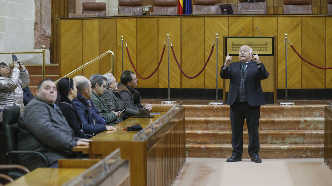 El presidente del Parlamento se dirige al primer grupo de visitantes al salón de plenos.
