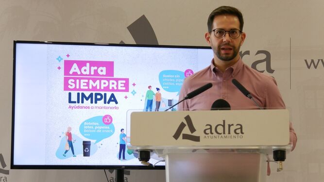 José Crespo, concejal de Limpieza Urbana, en la presentación de la campaña.