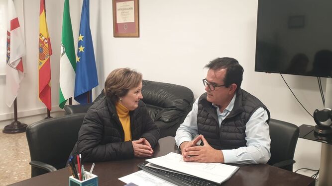 La alcaldesa de Urrácal charla con el diputado de Fomento.