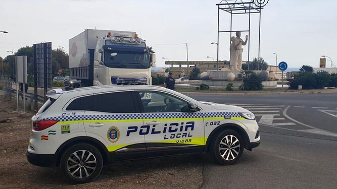 Uno de los camiones inspeccionados en la campaña de control de la DGT en Vícar.