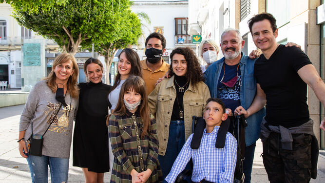 Una imagen tomada durante el rodaje del corto 'Cuesta arriba' en San Fernando, con Teresa Trasancos junto a los protagonistas.