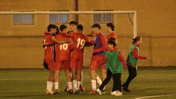 Los rojiblancos celebran la clasificación para cuartos de final de la Copa del Rey Juvenil.