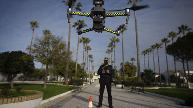 Un policía local pilota un dron